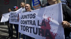 Opoziní aktivisté protestují proti krutosti Madurova reimu. (15. ervence...