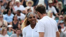 Brit Andy Murray a Amerianka Serena Williamsová bhem osmifinále smíené...