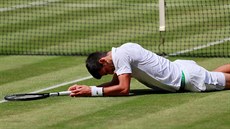 Srbský tenista Novak Djokovi bhem semifinále Wimbledonu.