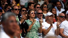 Mirka Federerová sleduje zápas svého manela Rogera Federera proti Rafaelu...