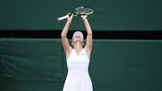 Rumunka Simona Halepová se raduje z vítězství ve Wimbledonu.