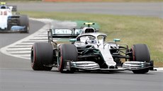 Fin Valtteri Bottas z Mercedesu během kvalifikace na Velkou cenu Británie.