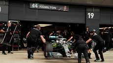 Lewis Hamilton z Mercedesu bhem kvalifikace na Velkou cenu Británie.