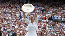 Rumunka Simona Halepová se raduje z vítězství Wimbledonu.