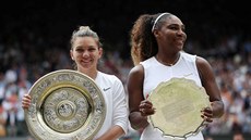 Vítzka Wimbledonu Simona Halepová (vlevo) a poraená finalistka, Amerianka...