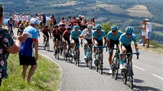 Peloton bhem osmé etapy Tour de France, který táhne tým Astany, za ním jede...