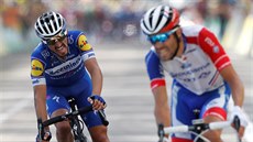 Francouz Thibaut Pinot z týmu Groupama-FDJ (vpravo) pedjídí svého krajana...