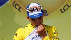 Francouz Julian Alaphilippe z týmu Deceuninck-Quick Step se raduje ze lutého...