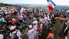 Francouz Thibaut Pinot z týmu Groupdama - FDJ (uprost�ed) projí�dí kolem svých...