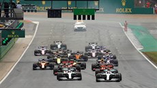 Start Velké ceny Británie. Vpedu jede Valtteri Bottas z Mercedesu.