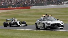 Lewis Hamilton z Mercedesu následuje safety car bhem Velké ceny Británie.
