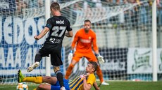 Mat�j Mr�i� z Bud�jovic (vlevo) s Dominik Simerský z Opavy v souboji o balon.