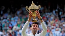 Srb Novak Djokovi pózuje s trofejí pro vítze Wimbledonu.