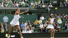 Barbora Strýcová odehrává balon během finále deblu ve Wimbledonu.