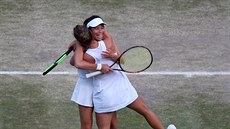 Barbora Strýcová se raduje se Sie u-wej z vítzství ve Wimbledonu.