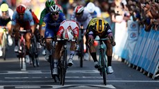 Caleb Ewan (vlevo) a Dylan Groenewegen v tsném finii jedenácté etapy Tour de...