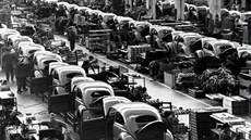 Fotka z továrny na brouky z 16. ervna 1954. Z Wolfsburgu tehdy vyjídlo 900...