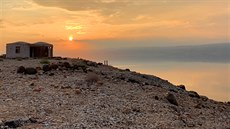 Mrtvé moře si můžete užít na některé z přeplněných pláží několika letovisek....