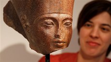 Laetitia Delaloyeová z aukní sín Christie's pózuje s bustou egyptského boha...