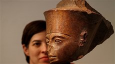 Laetitia Delaloyeová z aukní sín Christie's pózuje s bustou egyptského boha...