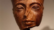 Busta egyptského boha Amona t�sn� p�ed dra�bou artefaktu v auk�ní síni...