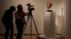 táb s kamerou natáí bustu egyptského boha Amona tsn ped drabou artefaktu...