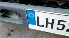 Modrý štítek na registrační značce mají auta i na severním Kypru, ale bez hvězd...