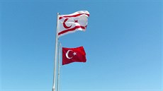 Vlajka Severokyperské turecké republiky a Turecka. Velmi častý pohled.