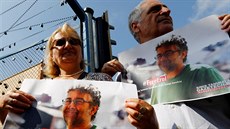 Demonstranti s fotografií noviná�e a experta organizace Reporté�i bez hranic...