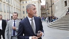 Premiér Andrej Babi pichází na schzku s prezidentem Miloem Zemanem na...