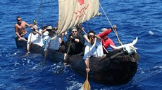 Na vydlabané replice pravkého lunu se dvacet mu plavilo po eckých...