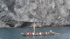 Na vydlabané replice pravěkého člunu se dvacet mužů plavilo po řeckých...