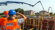 Stavai betonují nosnou konstrukci mostu na Komenského ulici v Olomouci. Most...