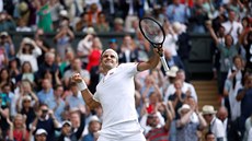 �výcar Roger Federer se raduje z postupu do finále Wimbledonu.