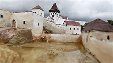 Jednou z dominant parku miniatur, jen tetím rokem vzniká v bystické lokalit Luánky, je loni vybudovaný hrad Zubtejn. Letos areál u Pohádkové aleje oiví dalí stavby v mítku 1:50.