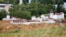 Jednou z dominant parku miniatur, jen tetím rokem vzniká v bystické lokalit Luánky, je loni vybudovaný hrad Zubtejn. Letos areál u Pohádkové aleje oiví dalí stavby v mítku 1:50.