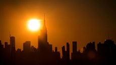 Nad New Yorkem zapadá slunce, mrakodrapy ale nesvítí kvli výpadku proudu.