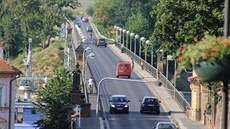 Lidé z V�domic p�es most denn� dojí�d�jí do práce nebo k léka�i a d�ti p�es n�j...