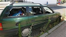 Nepojízdné vraky �idi�i odkládají, kde se dá. T�eba na silnici mezi auto�kolou...