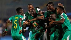 Fotbalisté Senegalu slaví gól, který ve čtvrtfinále afrického šampionátu...