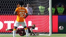 Wilfried Bony z Pobeí slonoviny zahazuje penaltu ve tvrtfinále afrického...