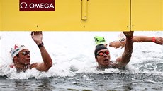 Logan Fontaine a Eric Hedlin bojují v závodu dálkových plavc� na p�t kilometr�...