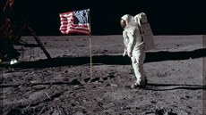 Vlajka a další lidské stopy na měsíčním povrchu