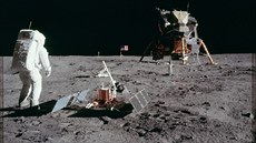 Pohled na vekeré vybavení, které astronauti na povrchu zanechali: vlajka,...