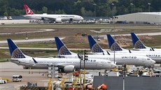 Letadla amerických aerolinek United Airlines na letiti v Houstonu (18. bezna...