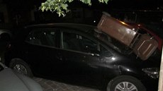 Neznámý pachatel v praském Karlín poniil nkolik aut. (26. ervna 2019)