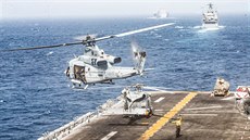 Vrtulníky na americké letadlové lodi v Arabském moi (18. ervence 2019)