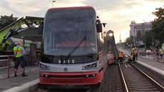 V Praze na Vinohradské ulici vykolejila tramvaj. (19. července 2019)