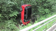 Auto skonilo ped Valaským Meziíím v koryt potoka.