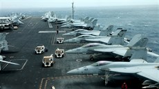 Stíhací stroje F/A-18F na palub letadlové lod USS Abraham Lincoln v Ománském...